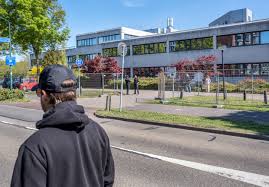 Vijftig man gooien ruiten in van beoogd azc in Loosdrecht; één verdachte opgepakt