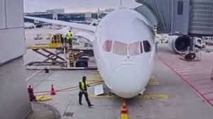 Pudo ser una tragedia: el tren de aterrizaje de un Boeing 787 colapsa y cae de manera violenta