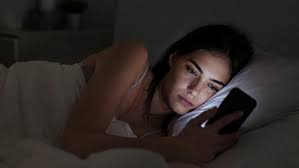 Cell phone addiction triggers alert: experts reveal why you can't stop scrolling the feed and what simple changes help you regain control