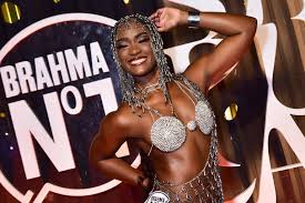 Carnaval 2025: Erika Januza chora ao ser chamada de 'rainha' na concentração da Viradouro