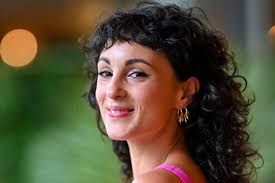 Barbara Pravi : au 5ème sans ascenseur à Strasbourg-Saint-Denis, elle s’est quand même offert une maison de campagne