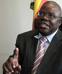 Le ministre des finances zimbabwéen, Tendai Biti, doit annoncer dans les prochains jours des mesures visant à atténuer les problèmes de liquidités auxquels ... - Tendai-Biti