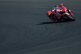 Atual campeão, Marc Márquez sofre queda na corrida sprint na França e perde duas etapas da MotoGP