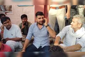 महिला को हिरासत में लेने पर विधायक रविंद्र भाटी धरने पर बैठे, रातभर पड़ाव जारी रहने का ऐलान