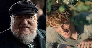 George R. R. Martin, autor de 'Game of Thrones', revela que tentou tirar cena escatológica de primeiro episódio do novo spin-off, mas não foi ouvido