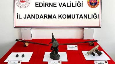 Edirne'de operasyon! Asker figürlü heykel, madalyon ve kılıçlar ele geçirildi