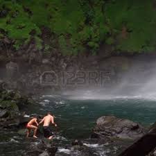 Resultado de imagen para gente en una cascada
