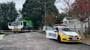 Coletor de lixo morre após ser prensado por caminhão durante manobra em Curitiba