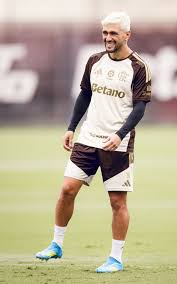 Arrascaeta destaca responsabilidade de jogar no Flamengo: 'Maior que nos outros clubes'