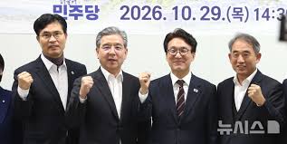 기념촬영 하는 김민석 당대표