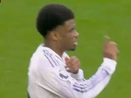 Polémica en la Premier League: ¿Penal no cobrado al Liverpool? y Drenthe sufre ACV