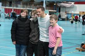 Noah, Thor og Armand fikk møte forbildet på den store aktivitetsdagen: – En kjempebra kveld!