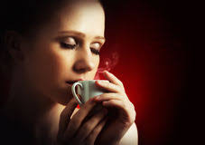 Sexy Frau, die einen heißen Tasse Kaffee auf einem dunklen Hintergrund genießt Stockfotos - portr%25C3%25A4t-der-sexy-frau-einen-hei%25C3%259Fen-tasse-kaffee-auf-einem-dunklen-hintergrund-genie%25C3%259Fend-30260343