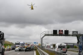 Massenkarambolage mit 17 Verletzten: Autobahn komplett gesperrt — Schwäbische.de