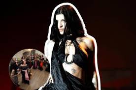 Cazzu sorprende en Chicago cantando “La Bikina” con mariachi; así fue el momento