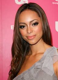 Amber Stevens&#39; straight hair looks so gorgeous pulled to the side. Steal her style: 1. Part damp hair down the middle and blow dry straight using a paddle ... - amber-stevens-long-layered-romantic-brunette