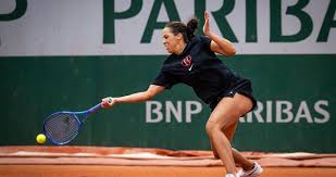 Madison Keys preparing for a match at Roland Garros