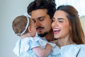 Jade Magalhães mostra a filha e fãs comentam semelhança com Luan Santana: 'Clone dele'