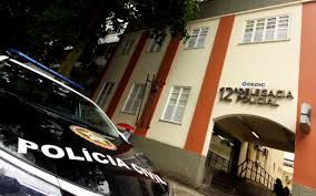 Quatro homens são indiciados por estupro coletivo contra adolescente em Copacabana