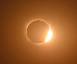 Fotógrafo brasileiro registra eclipse total na Espanha e flagra coroa solar e ‘anel de diamante’; veja IMAGENS