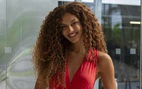 Intérprete da Viviane de 'Três Graças' surge de calcinha no camarote: 'Pra quê?'