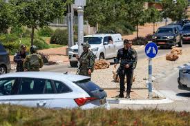 Ataques a tiros no centro de Israel matam 1 pessoa e ferem 5; autoridades falam em terrorismo