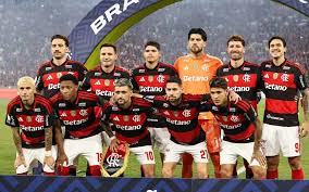 Titular do Flamengo deixa o campo com dores contra Bragantino