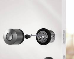 Image de smart lock nuki igloohome on apartment door paris luxury interior