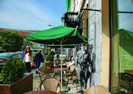 Znalezione obrazy dla zapytania Marcin Dziedzic fotografie współczesnej Warszawy ze zdjęciami z czasów Powstania Warszawskiego.