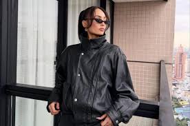 R'Bonney Gabriel brilla como anfitriona multilingüe en Miss Universo 2025