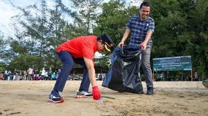 Hari Lingkungan Hidup 2025, Wabup PPU Abdul Waris Bersihkan Sampah Pantai Tanjung Jumlai
