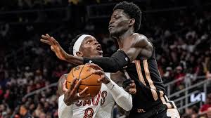 Hawks backup leaves Knicks playoff game after scary collision with stanchion