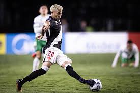 Adson é a novidade no time titular do Vasco
