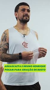 Arrascaeta e Bruno Henrique posam para a criação de bustos de bronze na Gávea