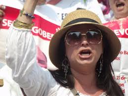 Brenda Rangel, de Fuerzas Unidas por Nuestros Desaparecidos en México, hablando en la manifestación realizada el 10 de mayo de 2013 en la capital del país. - 8736374892_0ec0fdbf48_z