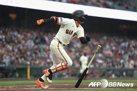 'Sudden bunt single → .319 batting average: Lee Jung-hoo shines! SF pitcher's mound devastated, ace Logan Webb allows 7 earned runs in 3 innings 'shock'... complete defeat to Colorado 3-15 [SF Review]