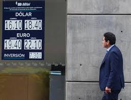 El peso mexicano se dispara a 17.93 por dólar, tras decisión del BdeM