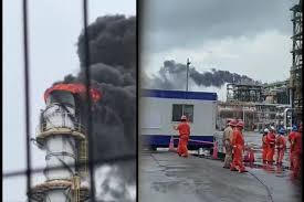 Reportan humo en refinería de Dos Bocas; Pemex descarta riesgos