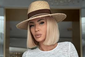 Izabela Macudzińska w modnej ażurowej sukience typu "Crochette"