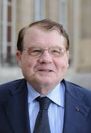 French scientist Luc Montagnier poses in the courtyard of the Elysee Palace after a meeting with French President Nicolas Sarkozy on October ... - President%2BSarkozy%2BGreets%2BMedicine%2BNobel%2BPrize%2B3hvv7uc7_DEl