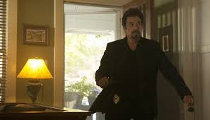 Al Pacino e Karl Urban formam uma dupla improvável em história policial cheia de pistas sinistras na Netflix