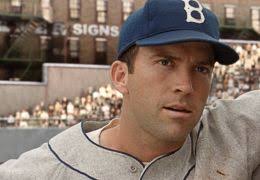 42 - LUCAS BLACK als Pee Wee Reese und CHADWICK BOSEMAN als Jackie Robinson