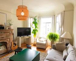 Salon confortable avec lumière naturelle