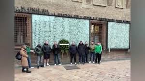 Europa League, l'omaggio dei tifosi del Celtic di Glasgow che cantano "Bella Ciao" davanti al Sacrario dei caduti in piazza del Nettuno a Bologna