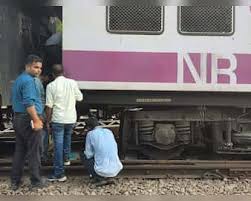 विमान के बाद रेल हादसा, दिल्ली में पैसेंजर ट्रेन का कोच पटरी से उतरा, सभी यात्री सुरक्षित