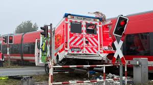 Zug erfasst Rettungswagen in Ahaus: Patientin stirbt