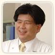 樋口 誠 先生 Makoto Higuchi: 腎臓内科科長です。仕事では妥協を許さないストイックな面を見せますが、家に帰れば優しいお父さん。そんな厳しさと優しさで腎臓内科を ... - photo01