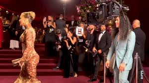 Jennifer Lopez accused of "rudeness" on Golden Globes red carpet