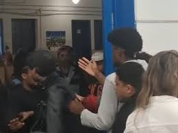Estudantes da UFRJ agridem jovem que usava camiseta que supostamente fazia apologia ao nazismo; veja vídeo
