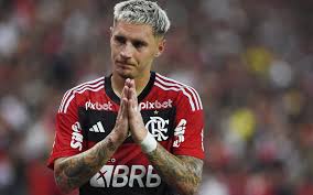 Atitude de Varela irrita torcedores do Flamengo: 'Não se ajuda'